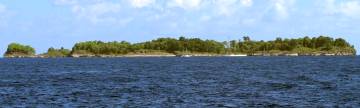 Tiny Yiew Island, with 5 boats already anchored