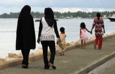 Women & children on the lagoon promenade, Addu Atoll