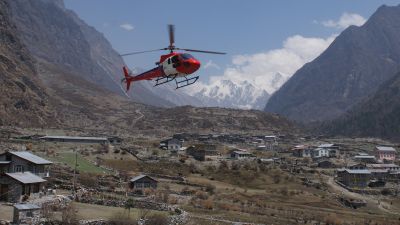 Rescue copter arriving to evacuate Chris from Langtang