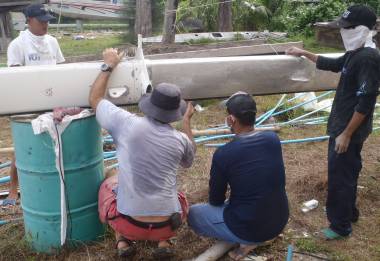 Jon talking to the guys stripping the paint off the mast