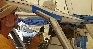 Mounting the upper end of the starboard bimini leg