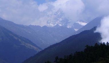 A final view of the high mountains from Trakshindu