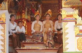 The royal family, in white mourning in the temple