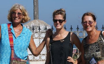 Sue, Rachel, & Carmel playing tourists in Chennai