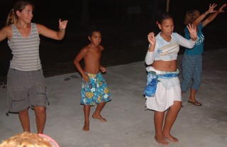 Amanda gets dancing lessons from the children of Toau